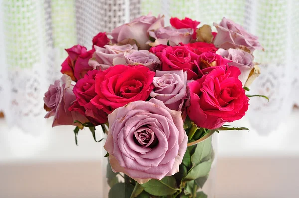 Un ramo de rosas rosadas y moradas — Foto de Stock