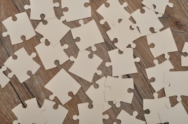 Ahşap arka plan üzerinde beyaz puzzle parçaları