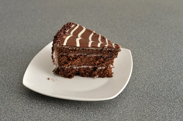 Una deliziosa fetta di torta al cioccolato in un piatto bianco — Foto Stock