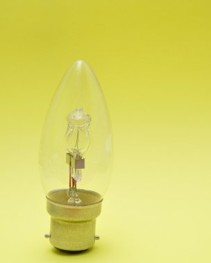 Sarı bir arka plan üzerinde izole bir ampul