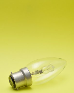 Sarı bir arka plan üzerinde izole bir ampul