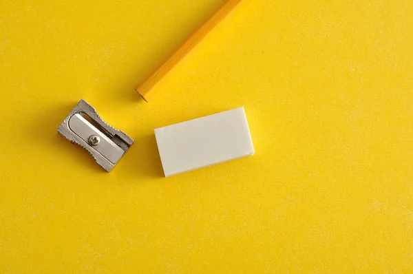 Точилка, ластик и желтый карандаш — стоковое фото