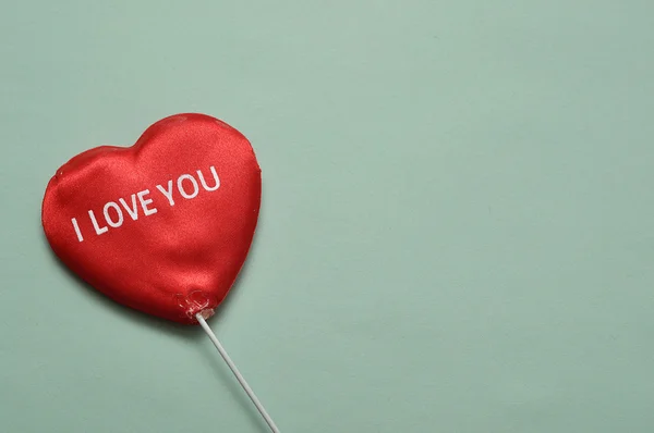 Dia dos Namorados. Um coração vermelho com Eu te amo escrito nele — Fotografia de Stock