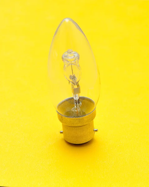 Una lampadina isolata su fondo giallo — Foto Stock