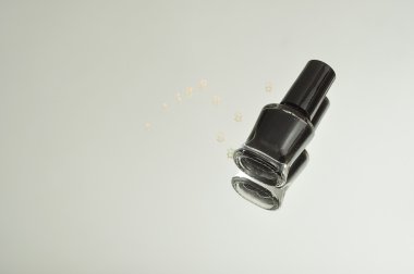 Siyah oje beyaz bir arka plan yansıtan bir şişe