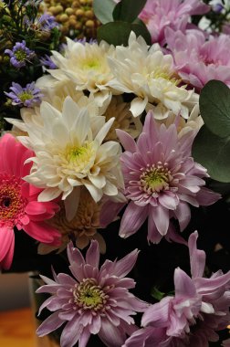 Renkli çiçekli buket pembe gerbera