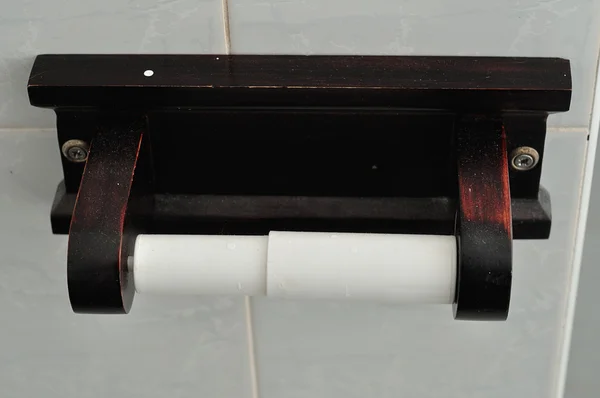 Boş bir ahşap tuvalet kağıdı tutucu rulo — Stok fotoğraf