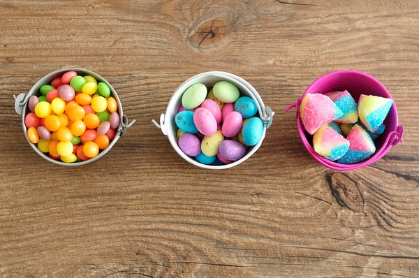 Красочные конфеты в ведрах — стоковое фото