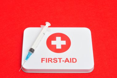 İlk yardım işareti kırmızı bir arka plan karşı izole 