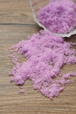 Ahşap arka plan karşı izole banyo tuzu