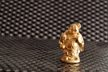 Gülen heykelcik ve neşeli altın Buddha