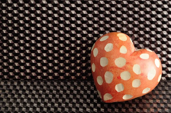 Saint-Valentin. Un cœur rouge et blanc tacheté isolé sur une bla — Photo