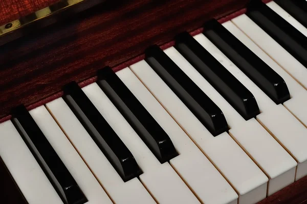 Teclas de piano blanco y negro — Foto de Stock