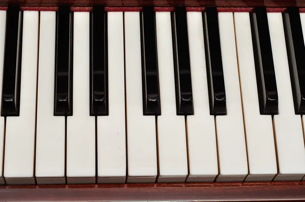 Чорно-білі клавіші піаніно — стокове фото