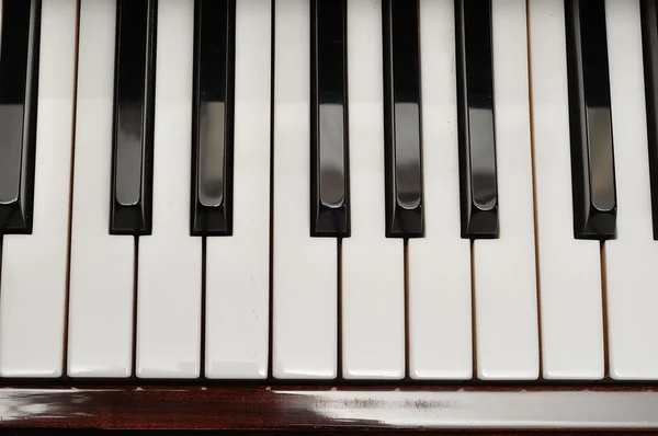 Teclas de piano blanco y negro — Foto de Stock