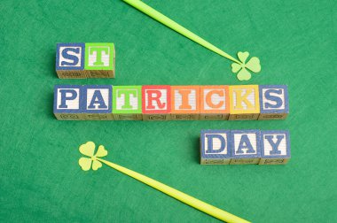 St Patrick's day ile renkli alfabe bloklar yazıldığından 