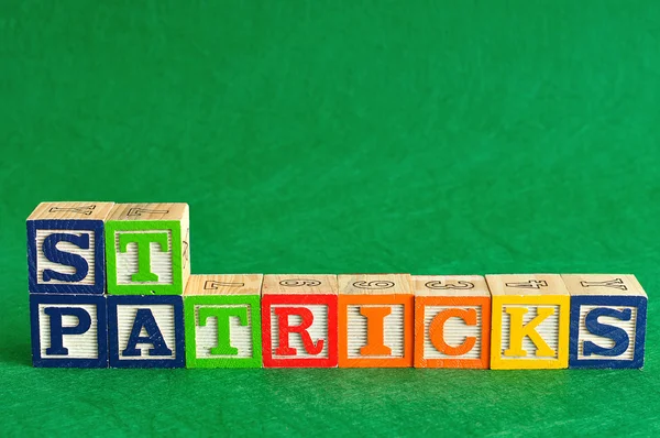 St Patrick's day stavas med färgglada alfabetet block — Stockfoto