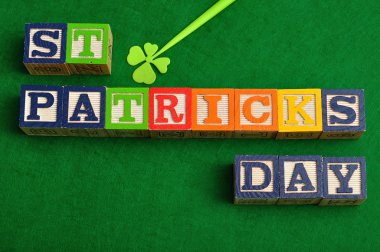 St Patrick's day ile renkli alfabe bloklar yazıldığından 
