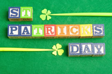 St Patrick's day ile renkli alfabe bloklar yazıldığından 