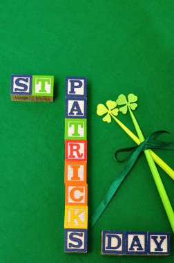 St Patrick's day ile renkli alfabe bloklar yazıldığından 