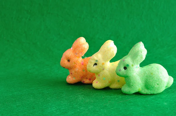Une rangée de lapins colorés utilisés pour la décoration sur Pâques — Photo