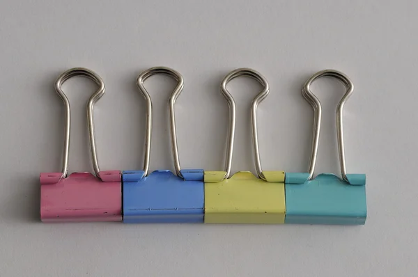 Een rij van kleurrijke bindmiddel clips — Stockfoto