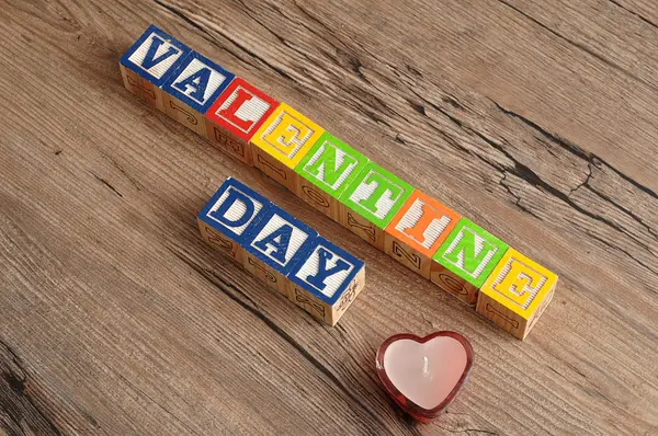 San Valentino. Ortografato con blocchi alfabetici colorati — Foto Stock