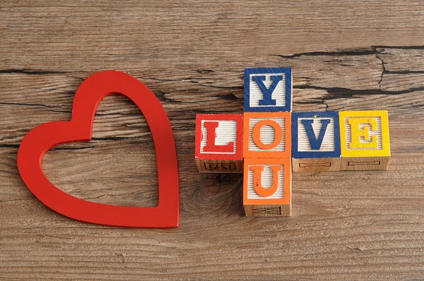 Sevgililer Day.Love renkli alfabe blokları ile yazıldığından 