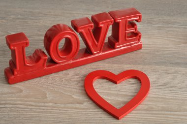 Sevgililer günü. Kırmızı kalpli kırmızı harflerle seviyorum