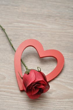 Sevgililer günü. Kırmızı ahşap kalbi olan tek bir gül