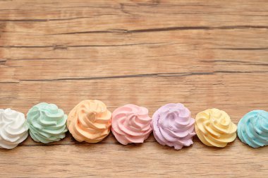 Masada bir sıra krema.