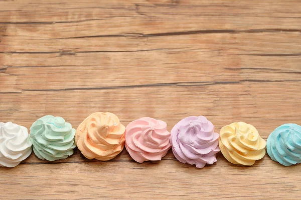 Masada bir sıra krema.