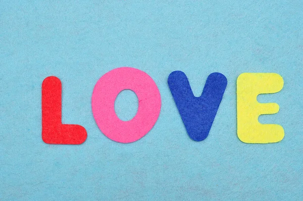 Słowo Miłość Niebieskim Tle — Zdjęcie stockowe