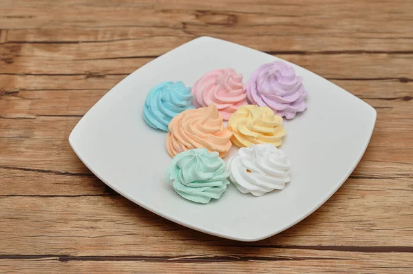 Sebuah Piring Dengan Meringues Berwarna Pastel — Stok Foto