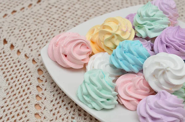 Tutup Piring Dengan Meringues Berwarna Pastel — Stok Foto