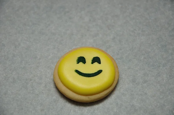 Biscotto Emoji Sorridente Sfondo Bianco — Foto Stock