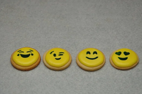 Een Rij Van Emoji Biscuits Een Witte Achtergrond — Stockfoto