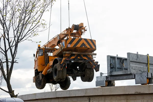 Crane carrying a cargo — Stock Photo, Image