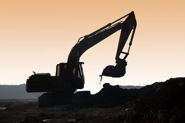 Bagger gräbt, Silhouette — Stockfoto