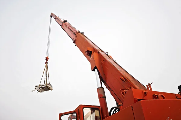 Grua que transporta uma carga — Fotografia de Stock