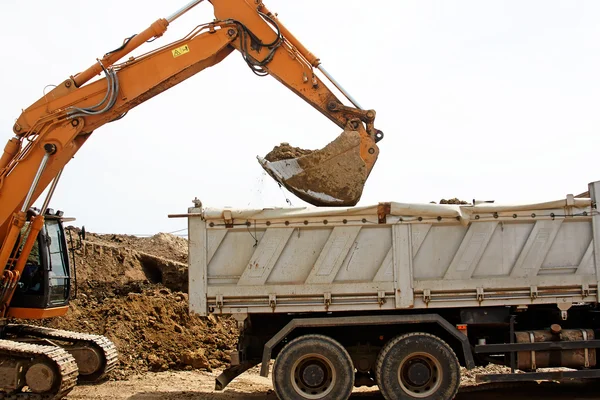 Excavator loading truck — Stock Photo, Image