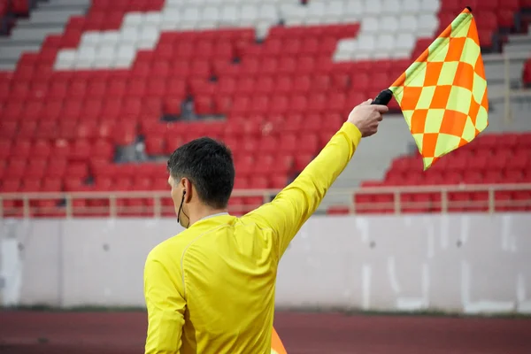 Árbitro de futebol no jogo — Fotografia de Stock