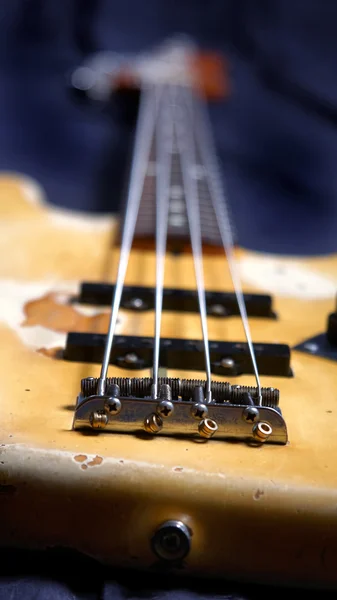 Viejo bajo guitarra — Foto de Stock