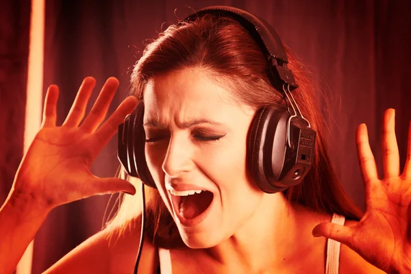 Girl listening to music — Stock Photo, Image