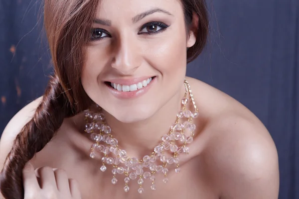 Dívka, která nosí náhrdelník — Stock fotografie