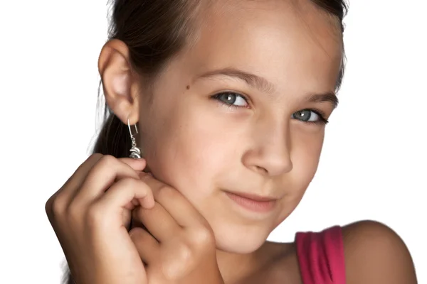 Girl puts earrings — Stock Photo, Image