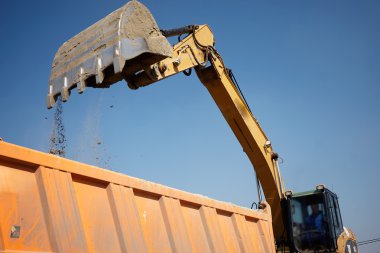 ekskavatör kum yükler 