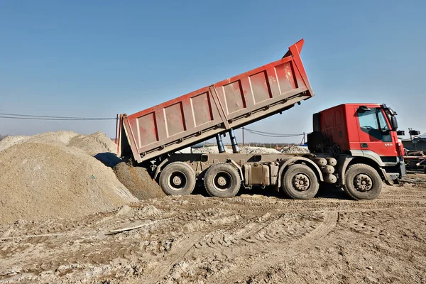 Lastbil lossning sand — Stockfoto