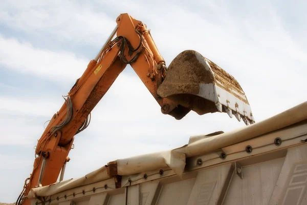 Excavator loads sand — Stock Photo, Image