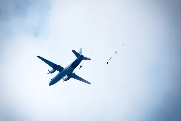 Parachutistes dans le ciel — Photo